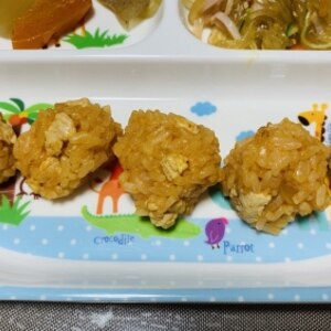 手づかみ食べに！チキンライスのミニおにぎり